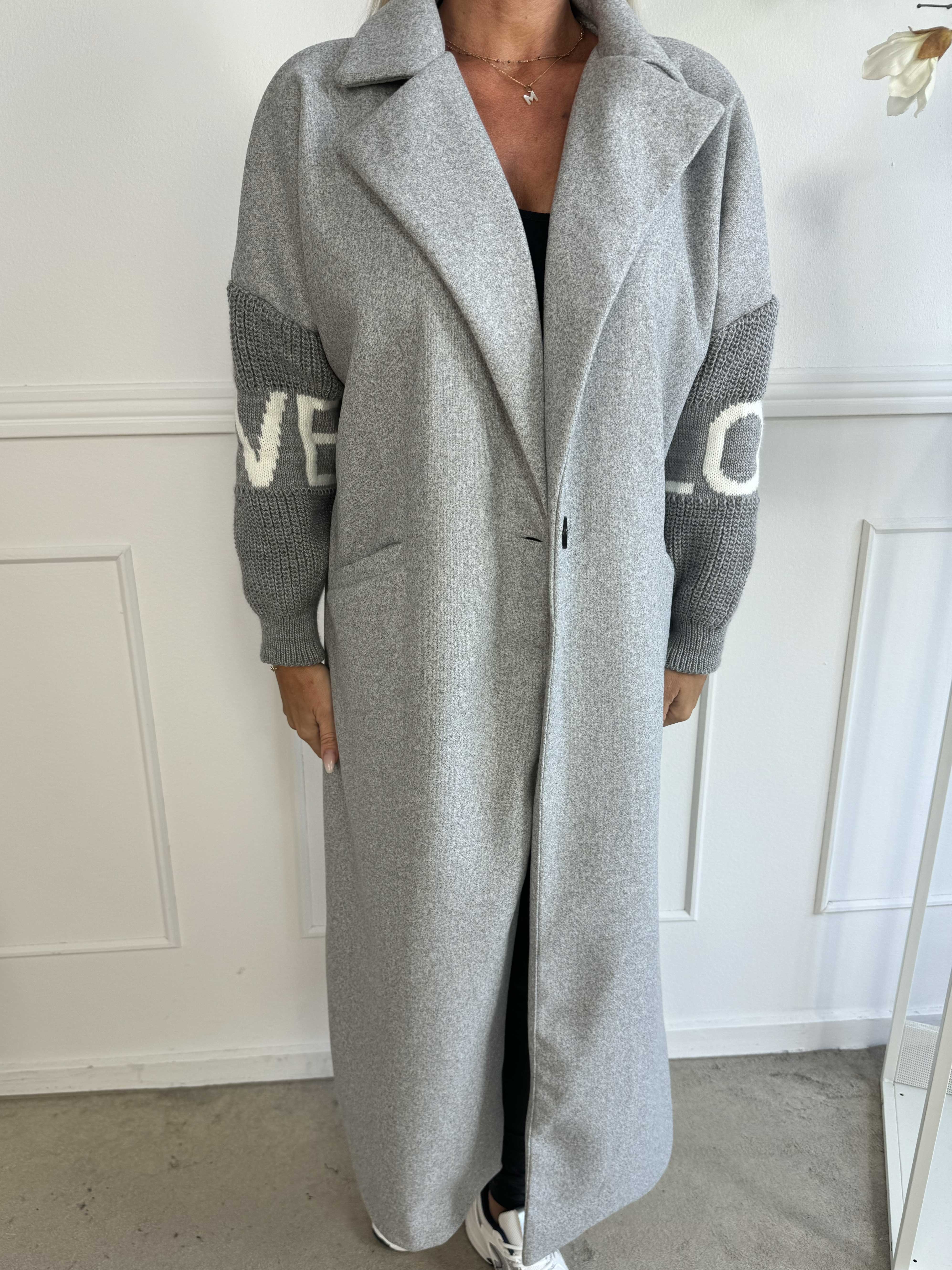 Debbie - Fin kappa med stickade ärmar